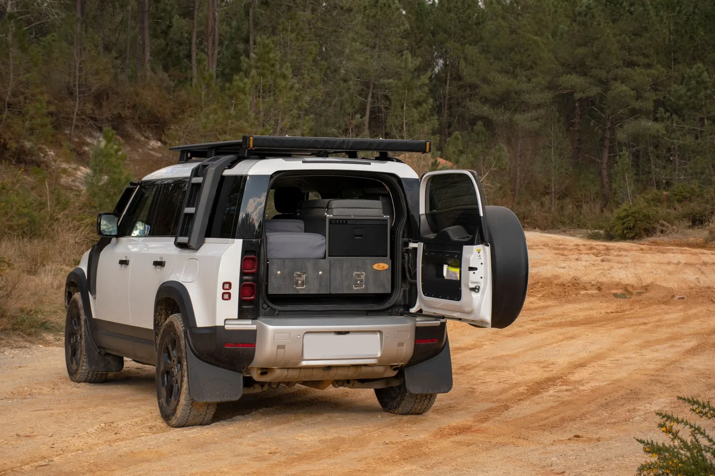 Aménagement et équipement complet d&rsquo;un Land Rover Defender P400e Hybride