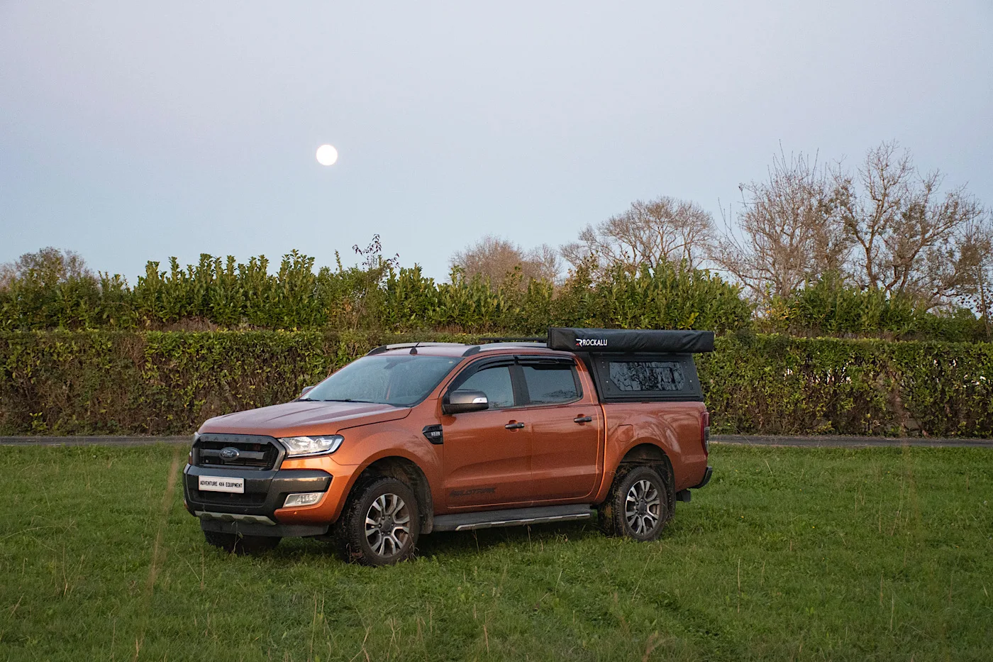 Équipement d&rsquo;un Hard Top Alu-Cab et Auvent Rockalu sur Pick-Up Ford Ranger