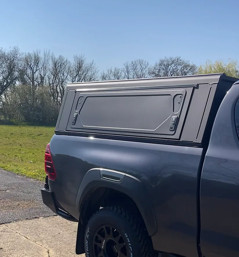 Hard top Alu Cab contour next génération extra cabine aluminium noir sans vitres latérales pour hilux revo