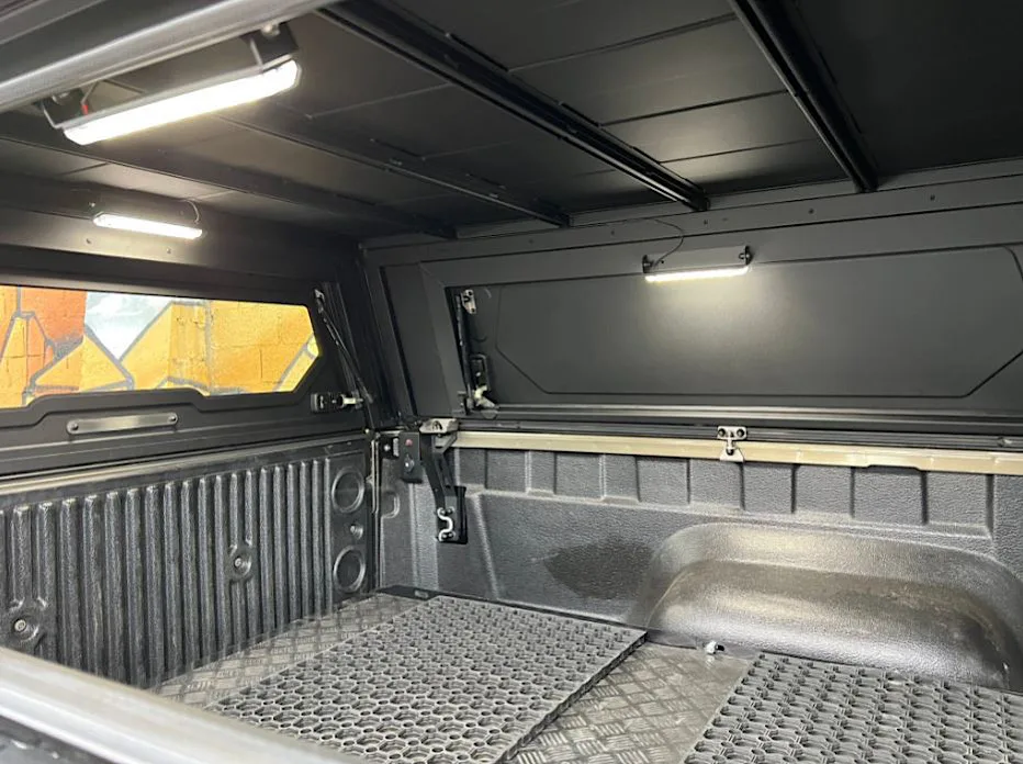 Hard top Alu Cab contour next génération extra cabine aluminium noir sans vitres latérales pour hilux revo – Image 4