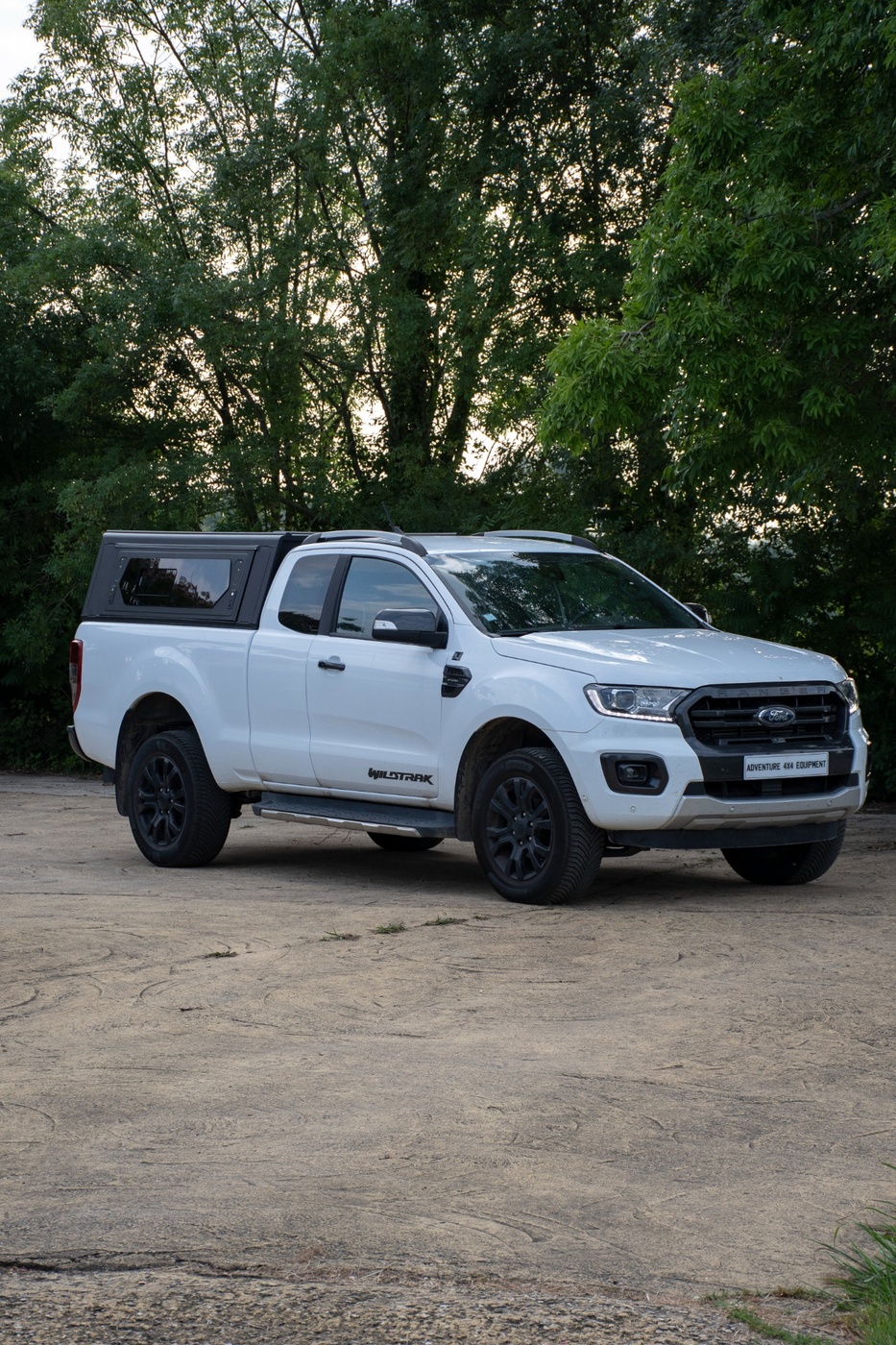 Équipement d&rsquo;un Weekender Camper Package avec Hard Top Alu-Cab sur Ford Ranger