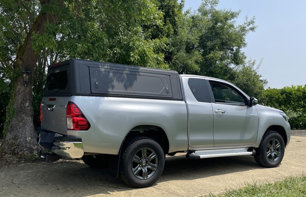 Équipement d&rsquo;un Hard Top Alu-Cab sur Toyota Hilux