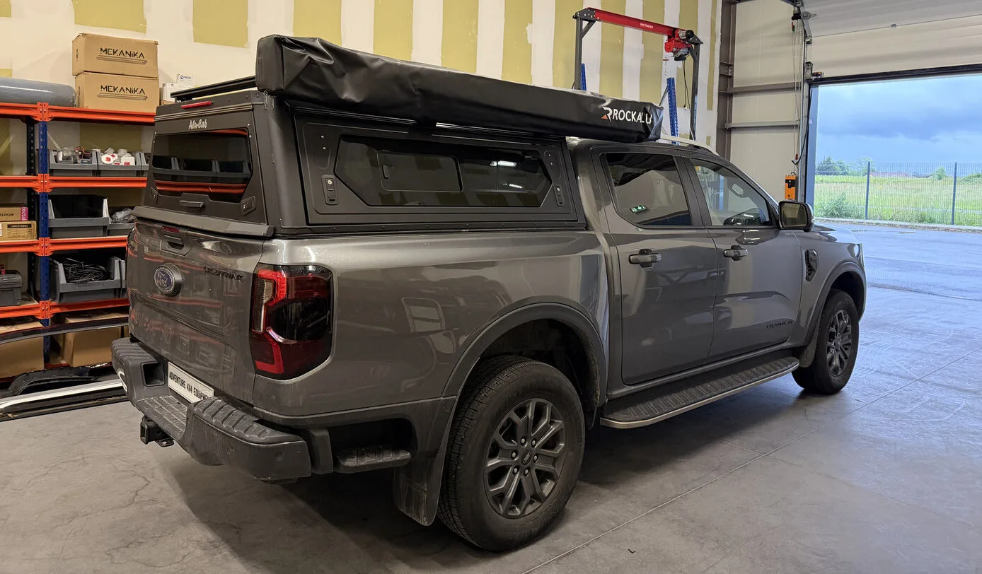 Équipement d&rsquo;un Hard Top Alu-Cab et auvent Rockalu sur Ford Ranger Wildtrak double cabine